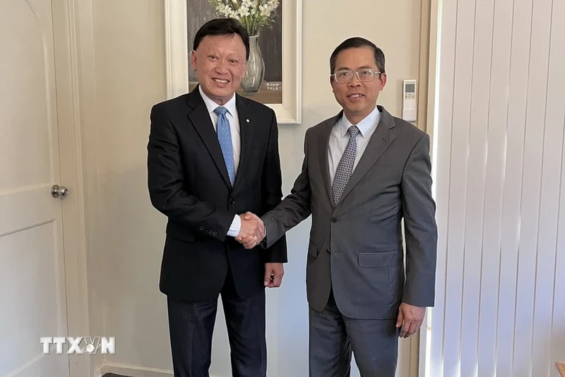 越南驻澳大利亚大使范雄心会见南澳大利亚州-越南商业委员会主席黄奇渊。