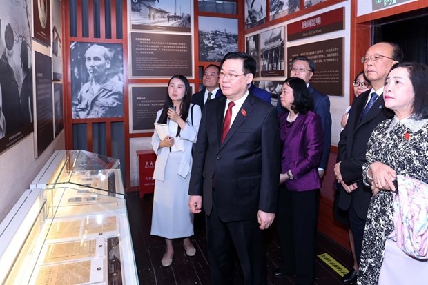 越南国会主席王廷惠走访位于昆明市的胡志明主席旧居。