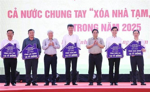 政府总理范明正和越南祖国阵线中央委员会主席杜文战向各省代表移交“实现危房清零”竞赛运动的资金。