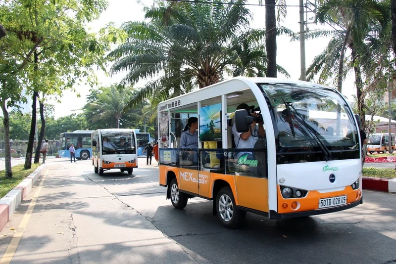 胡志明市70辆电动观光车投入试运营。