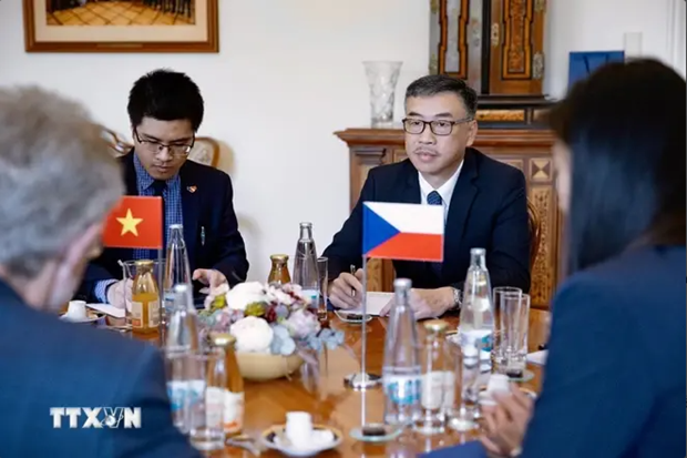越南驻捷克大使杨怀南礼节性拜会捷克议会参议院主席米洛什·维斯特奇尔。（图片来源：越通社）