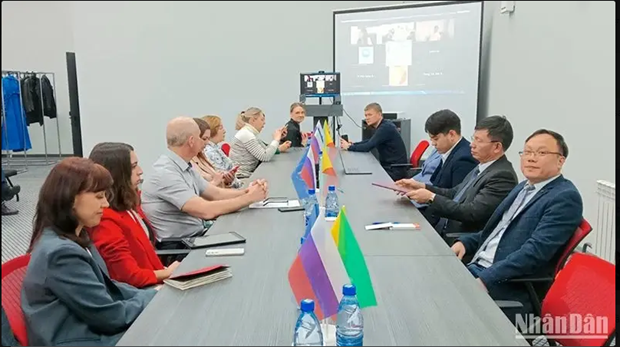 越南与俄罗斯后贝加尔边疆区合作座谈会举行。