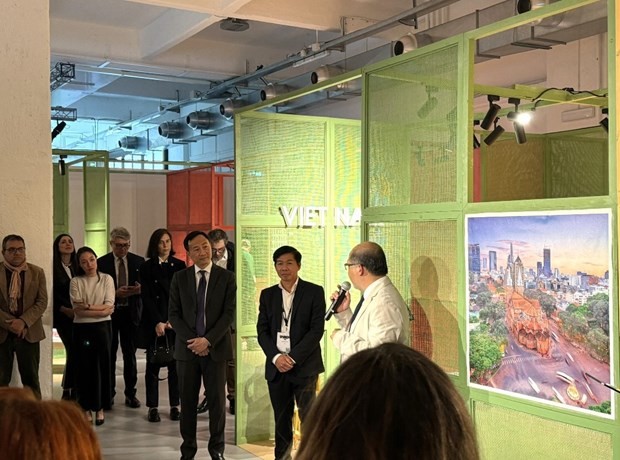 越南驻意大利大使杨海兴以及大使馆工作人员走访米兰设计周的越南国家馆。