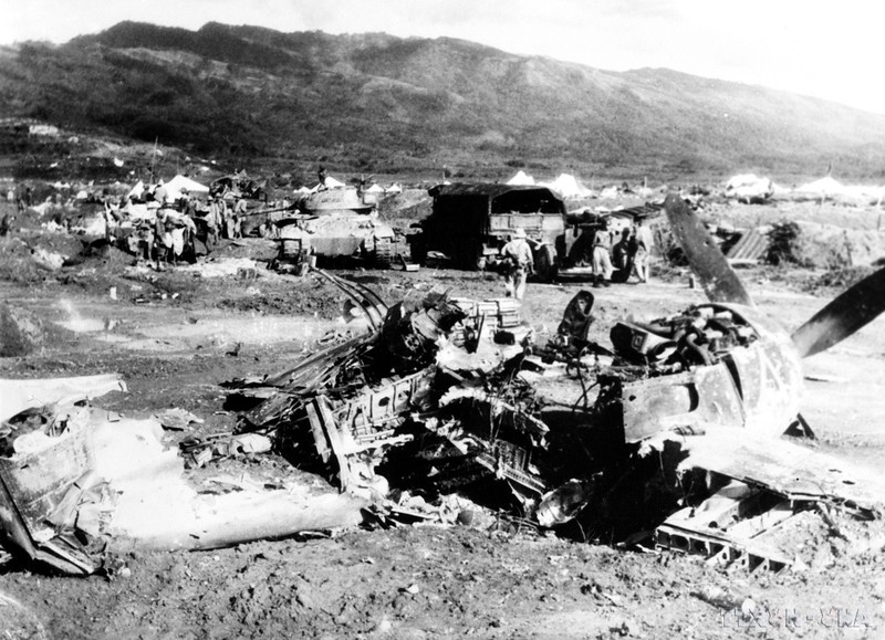 奠边府战场上散落着被我军击落和摧毁的飞机残骸.（图片来源：越通社）