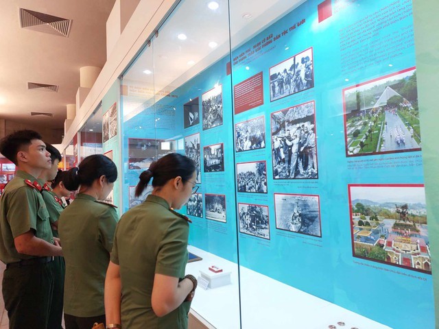 《奠边府大捷——永恒的史诗》展在胡志明博物馆（河内）开展。