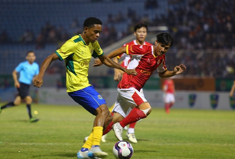 越南队与巴西队球员角逐。