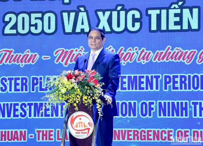 越南政府总理范明正在会议上发表讲话。