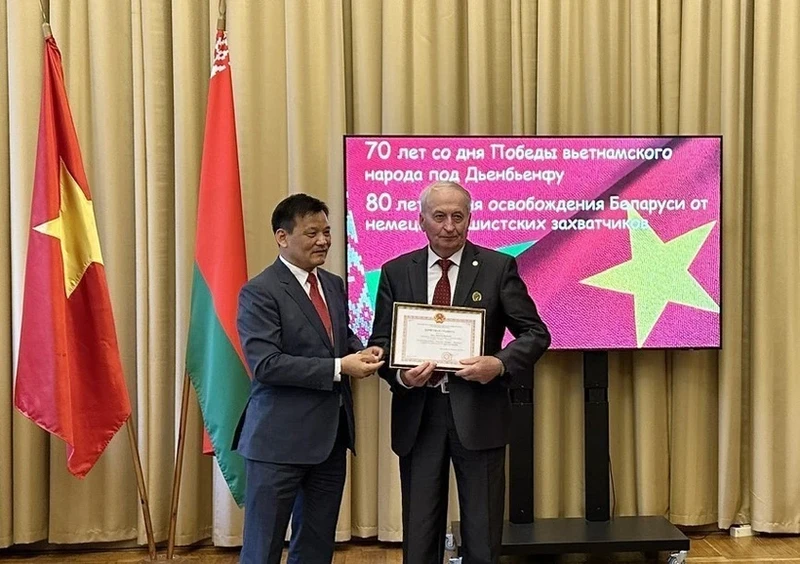 越南驻白俄罗斯大使阮文御向为增加越白两国友好合作关系作出贡献的白俄罗斯人士授予奖状。