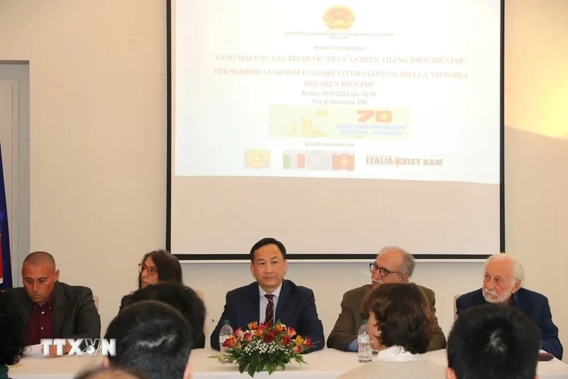 越南驻意大利大使杨海兴（中）同各位代表。