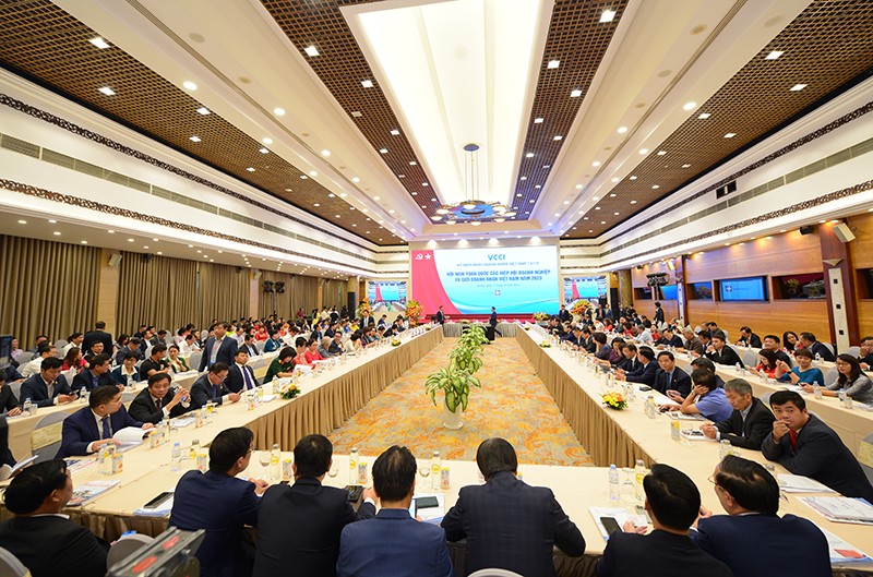 2023年越南各企业协会和企业家全会会议全景。