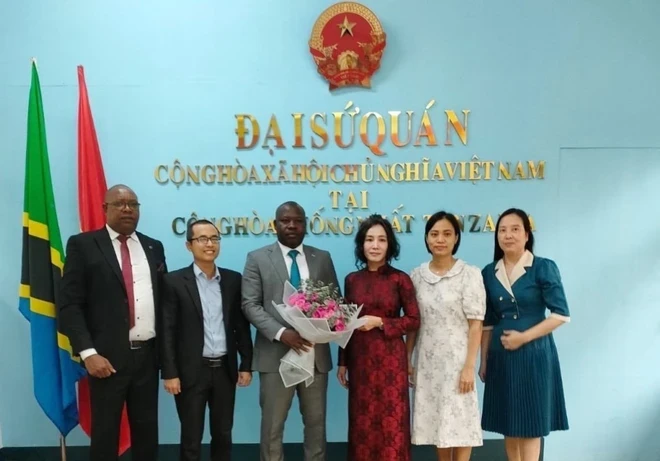 越南驻坦桑尼亚兼驻东非国家大使武青玄女士祝贺尤韦纳尔·萨库布先生被任命为越南驻布隆迪共和国布琼布拉名誉领事。