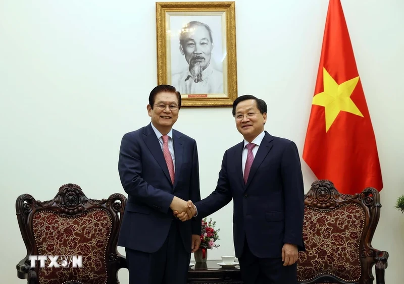 越南政府副总理黎明慨与韩国晓星集团副董事长兼首席执行官李相云。