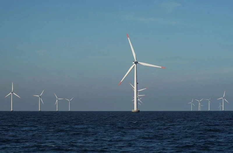 丹麦尼斯特德海岸附近的风力涡轮机。
