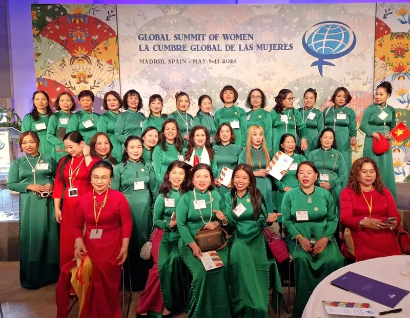 出席全球妇女峰会的欧洲越南妇女论坛代表团。