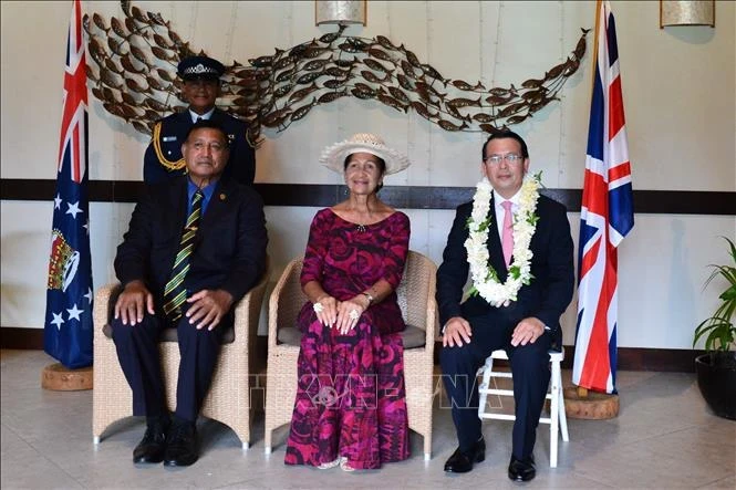 越南驻新西兰大使阮文忠（右一）与英国国王查尔斯三世驻库克群岛代表汤姆·马斯特斯（左一）。