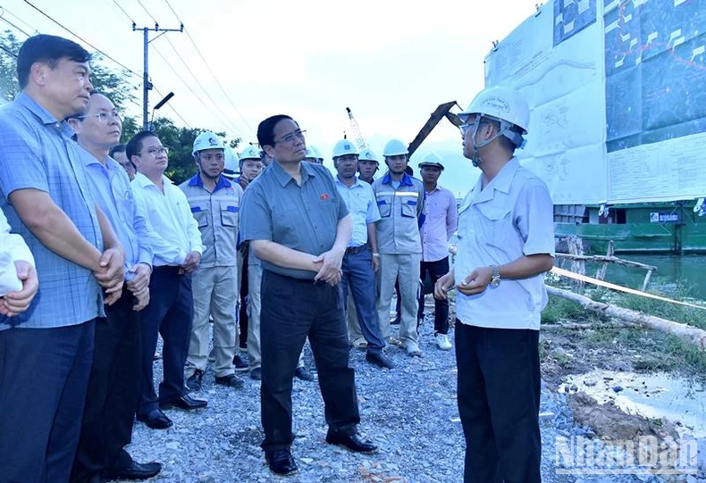 越南政府总理范明正视察了芹苴市茶诺河河堤坍塌抢险工程。