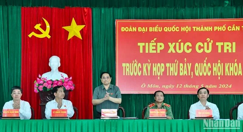 越南政府总理范明正与芹苴市选民展开接触活动。
