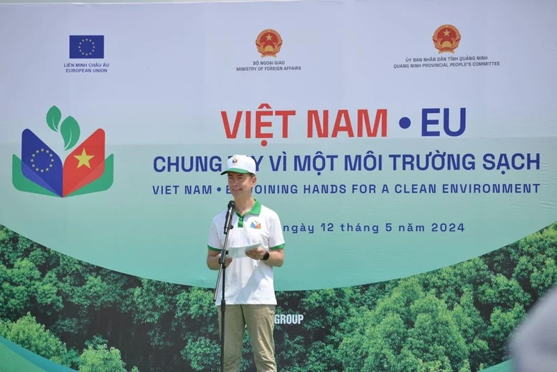 欧盟驻越南代表团团长朱利安·古尔利尔在活动上发表讲话。