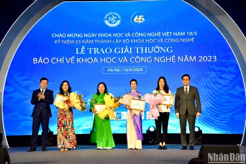 越南科技部副部长阮黄江与通信传媒部副部长阮青林颁发一等奖。（日光 摄）