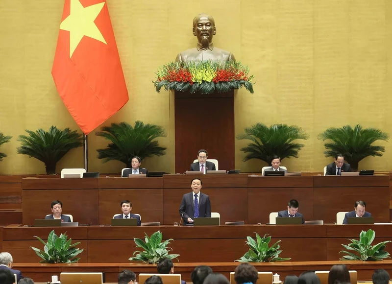 越南政府副总理陈红河在会议上发言。