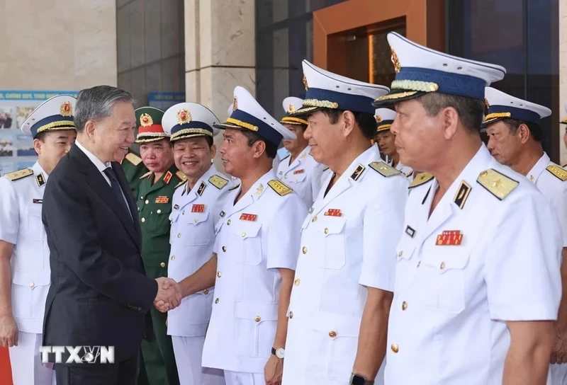国家主席苏林莅临海军司令部视察海军练兵备战工作。