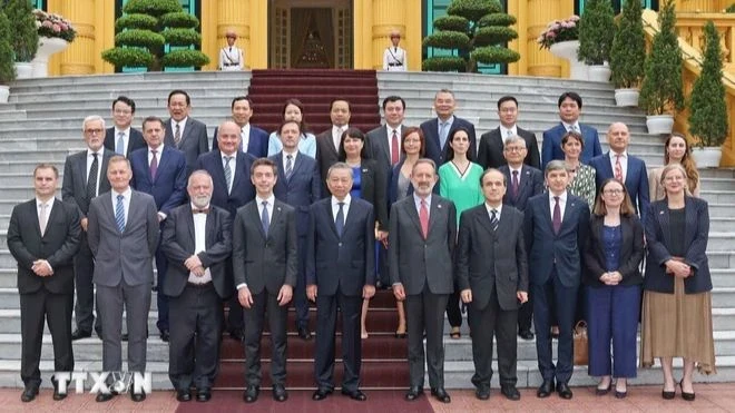 越南国家主席苏林与欧盟及成员国大使及临时代办合影。