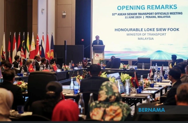 马来西亚交通部长陆兆福在第57届东盟交通部高级官员会议上发表讲话。