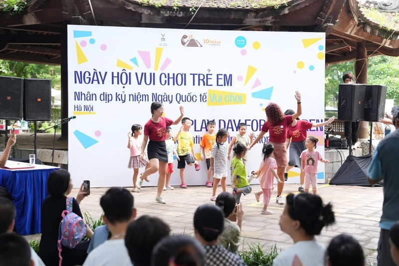 河内儿童参加首届国际玩乐日。