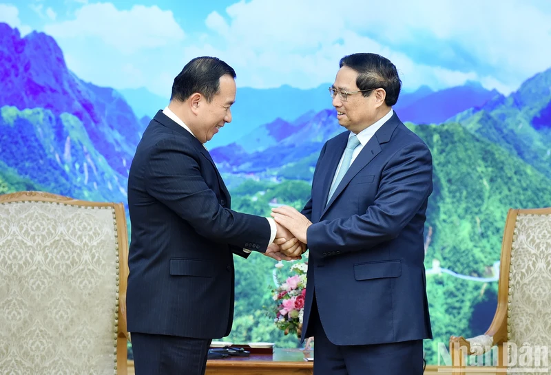 越南政府总理范明正会见柬埔寨监察部大臣华合。