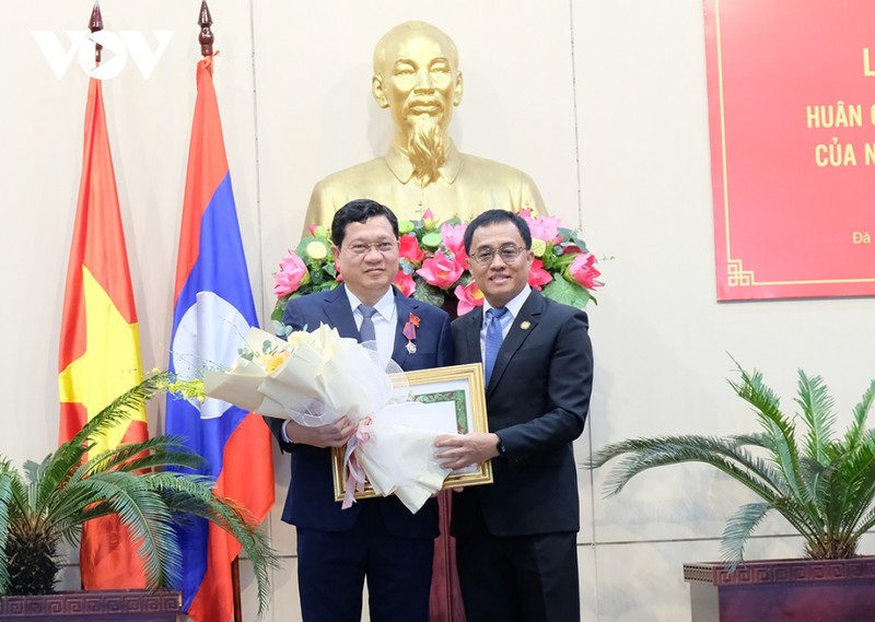 老挝塞公省委书记兼省长Leklay Sivilay向越南岘港市人民议会常务副主席陈福山授予老挝人民民主共和国三级自由勋章。