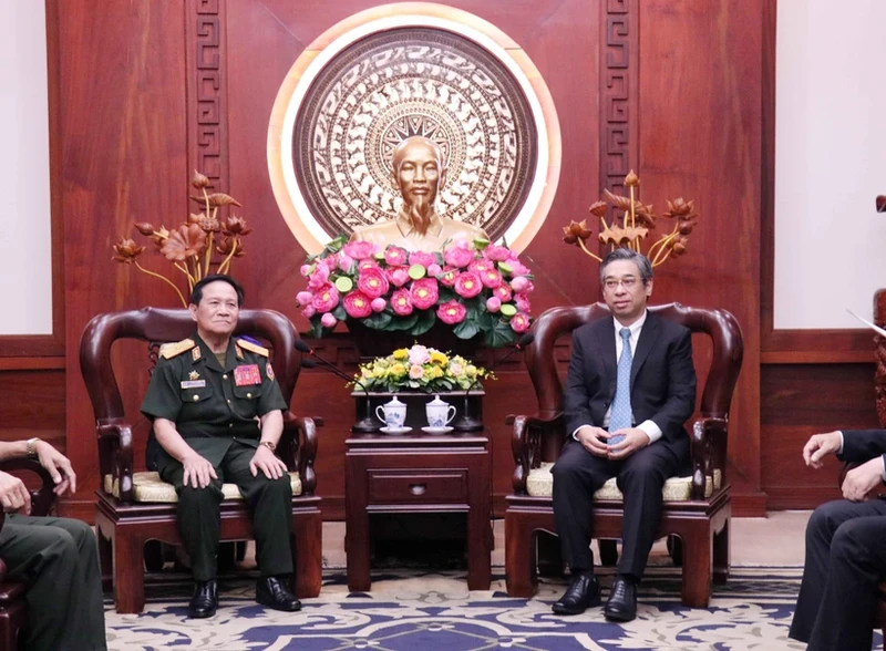 胡志明市市委副书记阮福禄会见老挝首都万象老战士协会主席法隆·林通少将。