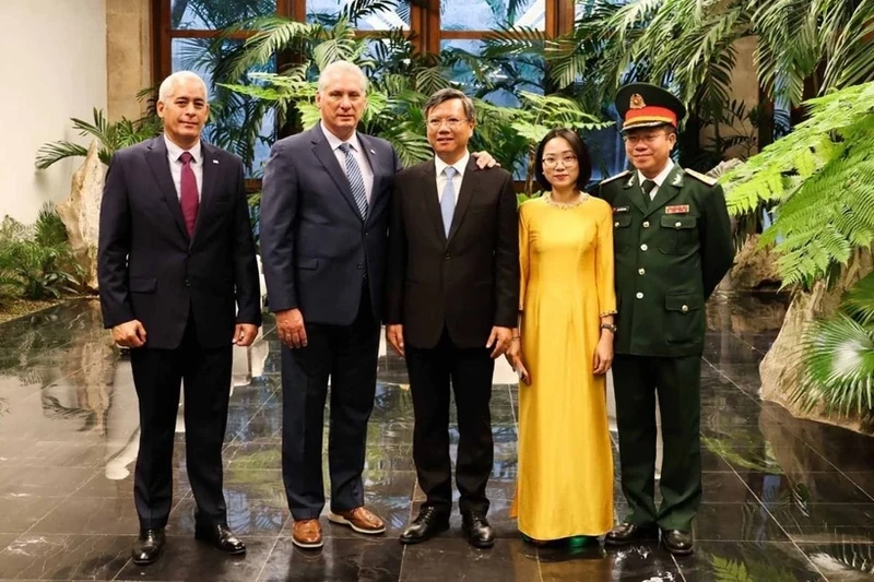 古巴国家主席迪亚斯·卡内尔，越南驻古巴大使黎光龙和各位代表合影。
