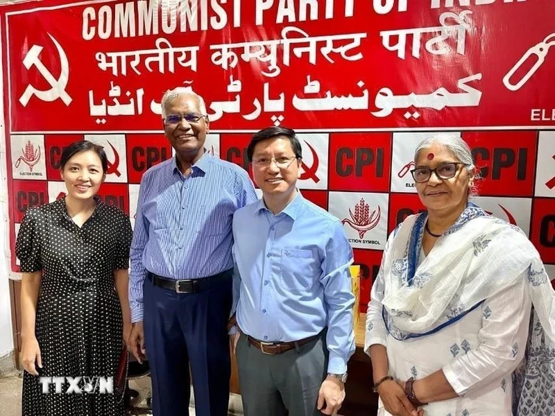 越南驻印度大使阮青海与印度共产党总书记拉贾和双方代表合影。