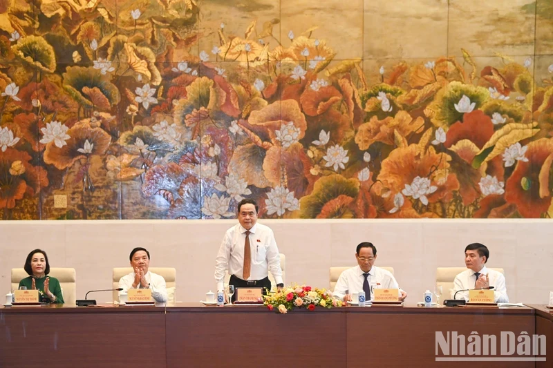 越南国会主席陈青敏会见越南各新闻机构负责人。