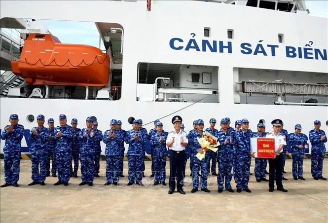 越南海警二区司令部所属的海警CSB 8002号舰在海警二区军港出发，前往菲律宾进行访问。（图片来源：越通社）