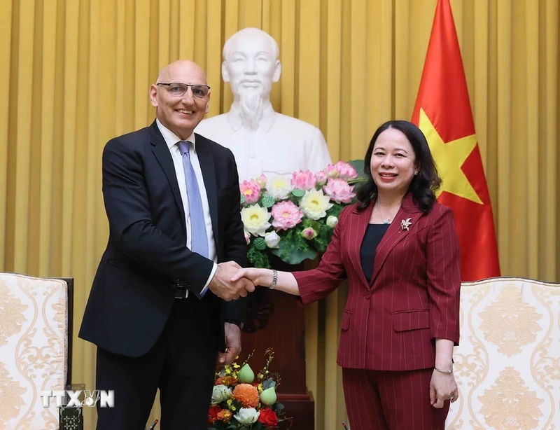 越南国家副主席武氏映春会见了来访的阿塞拜疆总统特派员叶利钦·阿米尔巴约夫。