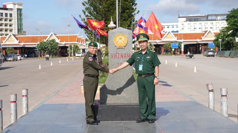 越南边防部队政治副主任阮青海大校与柬埔寨国防部边防局局长、副总参谋长Tien Sophonrnvong中将。