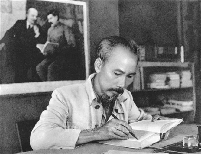 1951年，胡志明主席在越北工作。（图片来源：越通社）