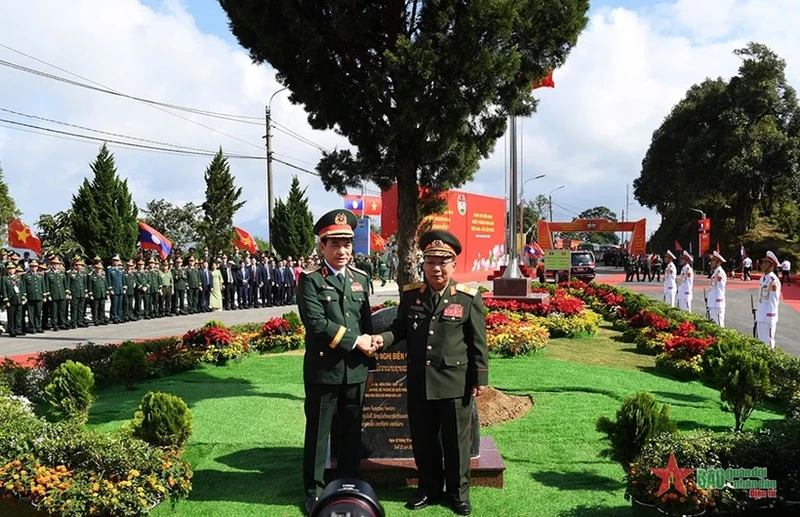 越南国防部部长潘文江大将（左）和老挝国防部部长占沙蒙·占雅拉。