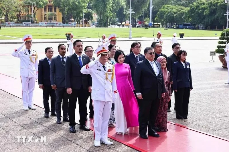 马来西亚国会下议院议长佐哈里拜谒胡志明主席陵。