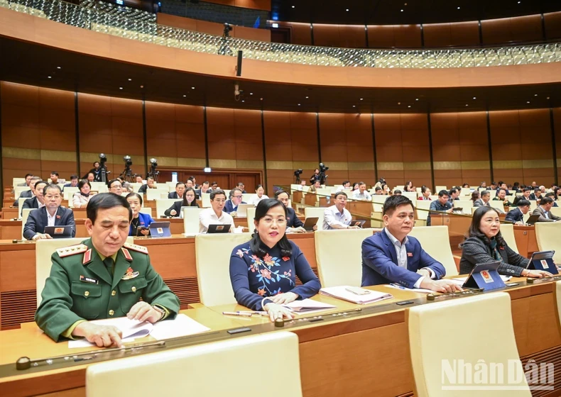 以458/459参会代表投赞成票，国会通过了《越南人民军军官法若干条款修改补充法》。