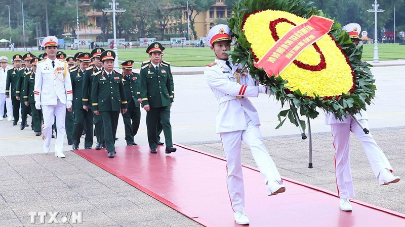 越共中央军委、国防部代表团敬献花圈并入陵瞻仰胡志明主席遗容。（图片来源：越通社）