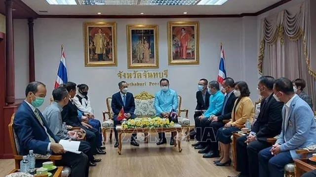 泰国庄他武里府府长苏迪会见越南驻泰国大使潘志成大使。