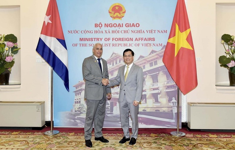 越南外交部副部长何金玉与古巴外交部第一副部长杰拉尔多·佩纳尔弗握手。