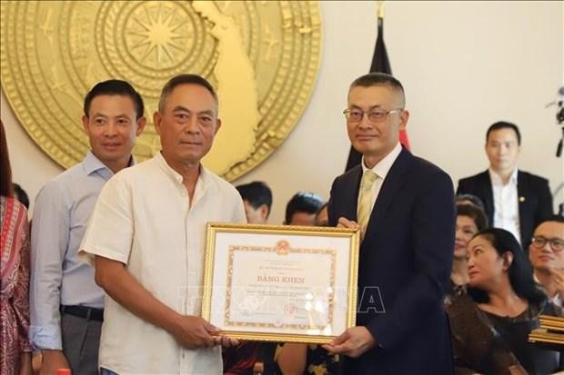 武光明大使颁发了越南政府总理、越南外交部长和外交部海外越南人国家务委员会的奖状。