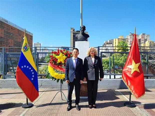 越南驻委内瑞拉大使黎曰缘和委内瑞拉副外长卡帕亚·罗德里格斯。 