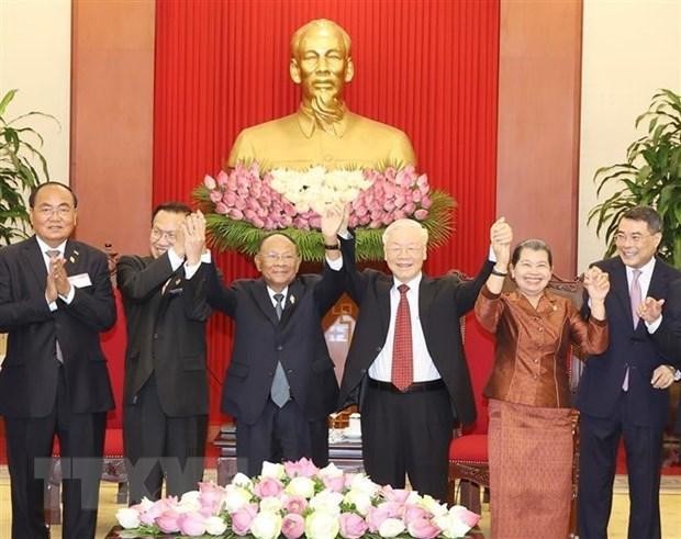越共中央总书记阮富仲和柬埔寨王国国会主席韩桑林以及两国代表合影。