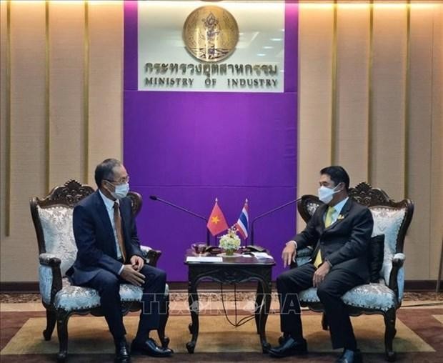 潘志成大使礼节性拜会泰国工业部长素立亚·宗龙伦吉。