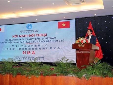 越南社会保险副总经理陶越映在对话会上发表讲话。