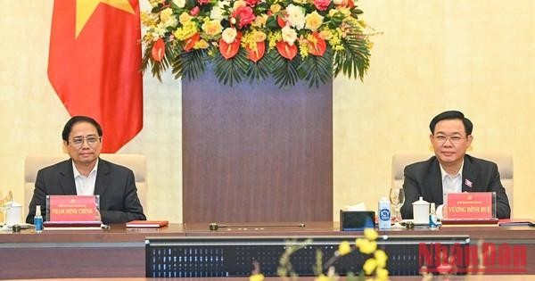 政府总理范明正和国会主席王廷惠主持召开会议。